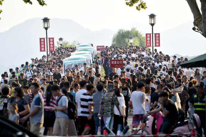 国庆景区人山人海，西湖断桥上的人潮涌动