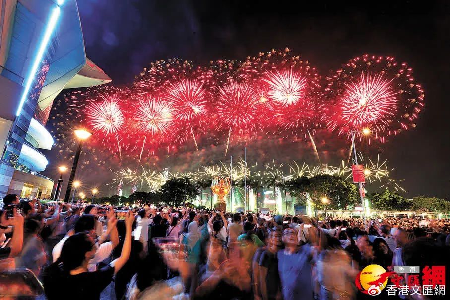 香港燃放盛大烟花秀，共庆祖国华诞——31888枚烟花璀璨夜空