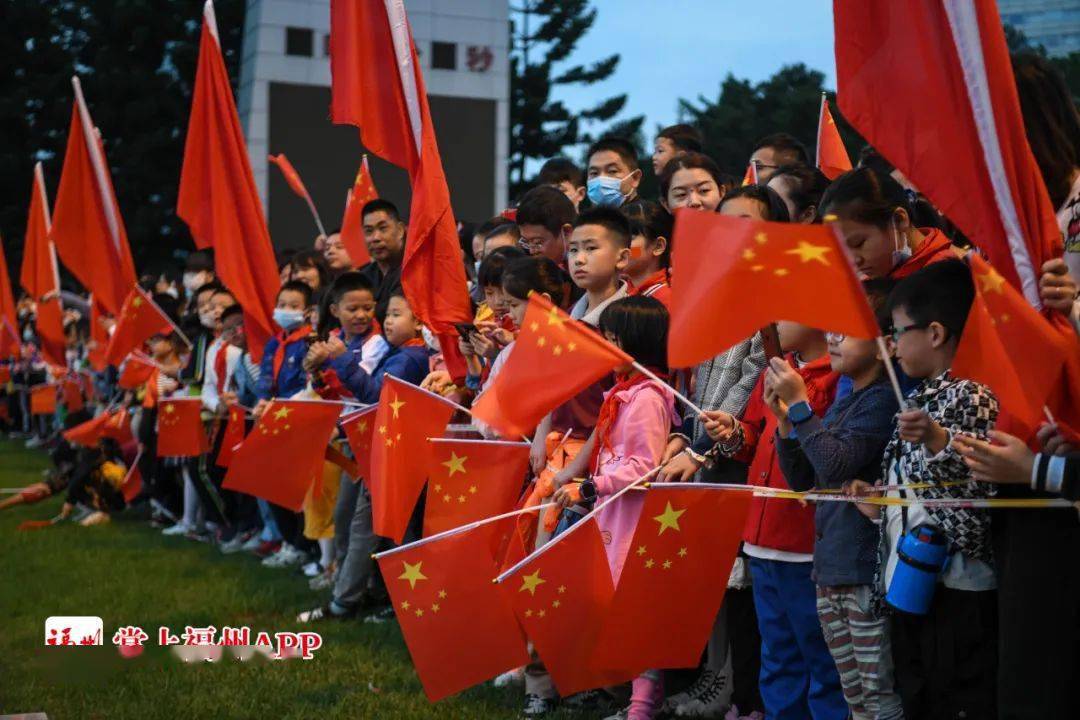 天安门广场国庆升旗仪式现场震撼人心