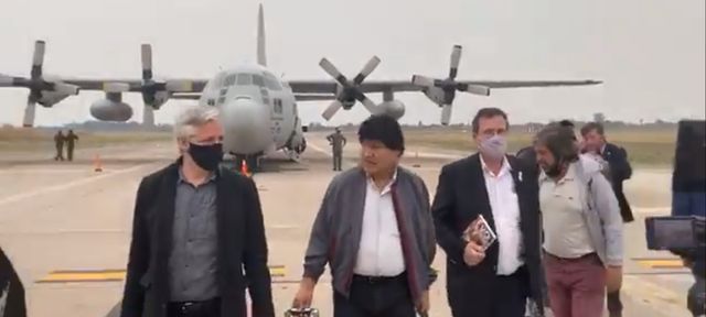 小伙国庆遭遇红色炸弹狂潮，八张婚贴背后的份子钱挑战