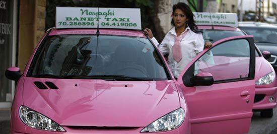 中国公民从黎巴嫩撤离，车顶贴国旗，彰显国家力量与担当