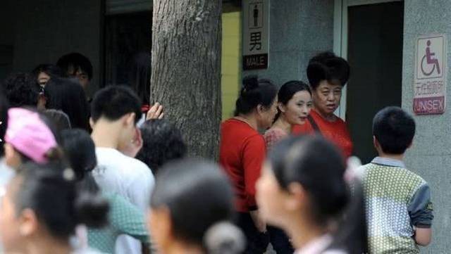 探秘旅游景点女厕所排队现象，为何总是人满为患？