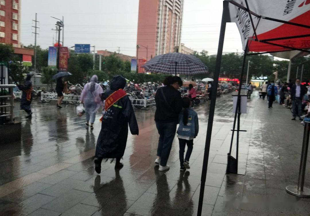 市民雨中为军人撑伞，温暖瞬间传递人间温情