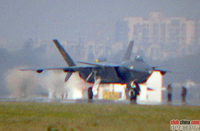 卫星图像揭示，以军最先进战机机库遭严重破坏