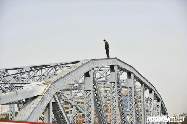 武汉一男子徒手爬大桥墩，引爆全城关注