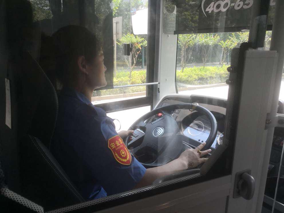 宠物狗误上公交，司机驱赶引热议