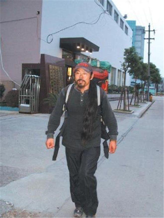 罗布泊自驾游遇险，游客被困，弃车徒步求助