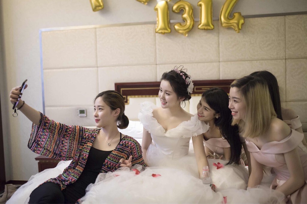 新娘的四个闺蜜婚礼上惊喜整活儿