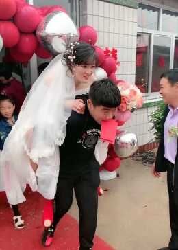 弟弟背姐姐出嫁，一次难忘的摔倒经历