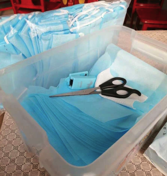 女子巧手自制柚子皮口罩，防晕车新妙招