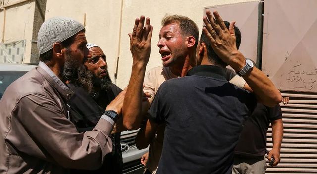 巴勒斯坦之痛，妻子握着遇难丈夫鞋子痛哭的悲歌