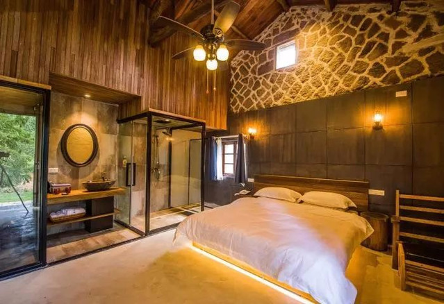 民宿之旅，游客住民宿，寻路如密室逃脱的奇妙体验