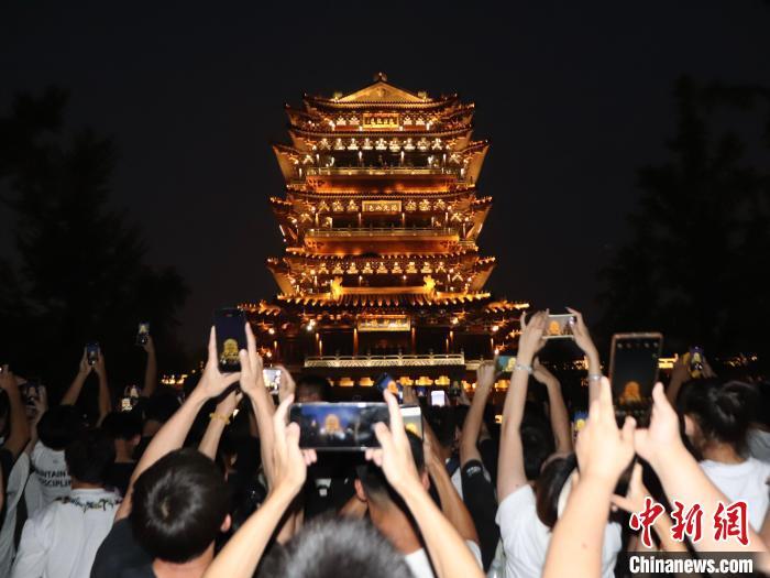 济南超然楼亮灯瞬间惊艳了我的世界