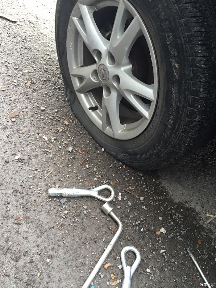 多车返程时高速上轮胎被扎的详细情况