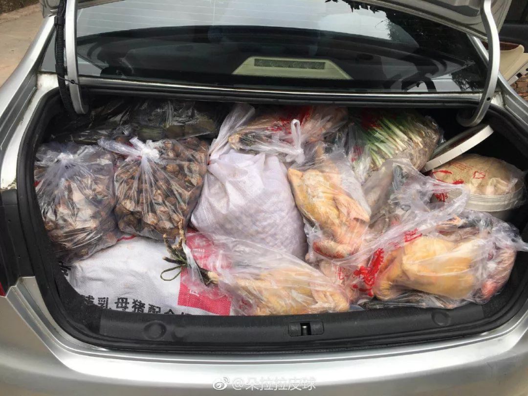 小伙返程遇堵车，老妈后备箱的饭菜温暖了回家的路