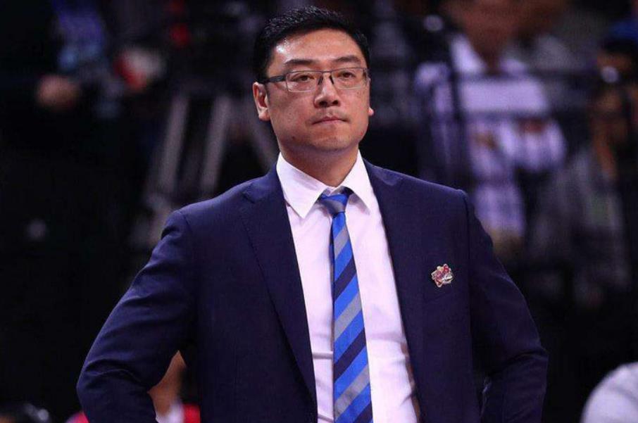 私家车占用应急车道，挡住了救护车，一次对公共安全意识的反思