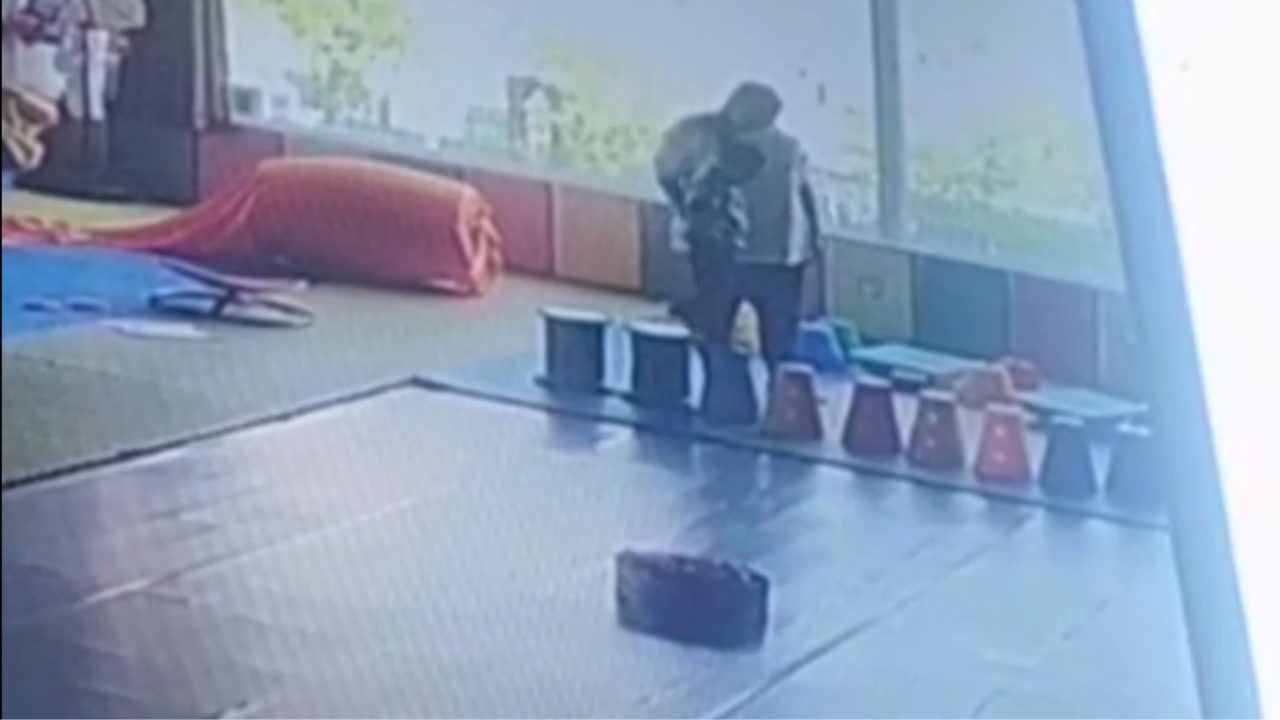 四岁男童指控遭老师推下二楼，警方介入调查