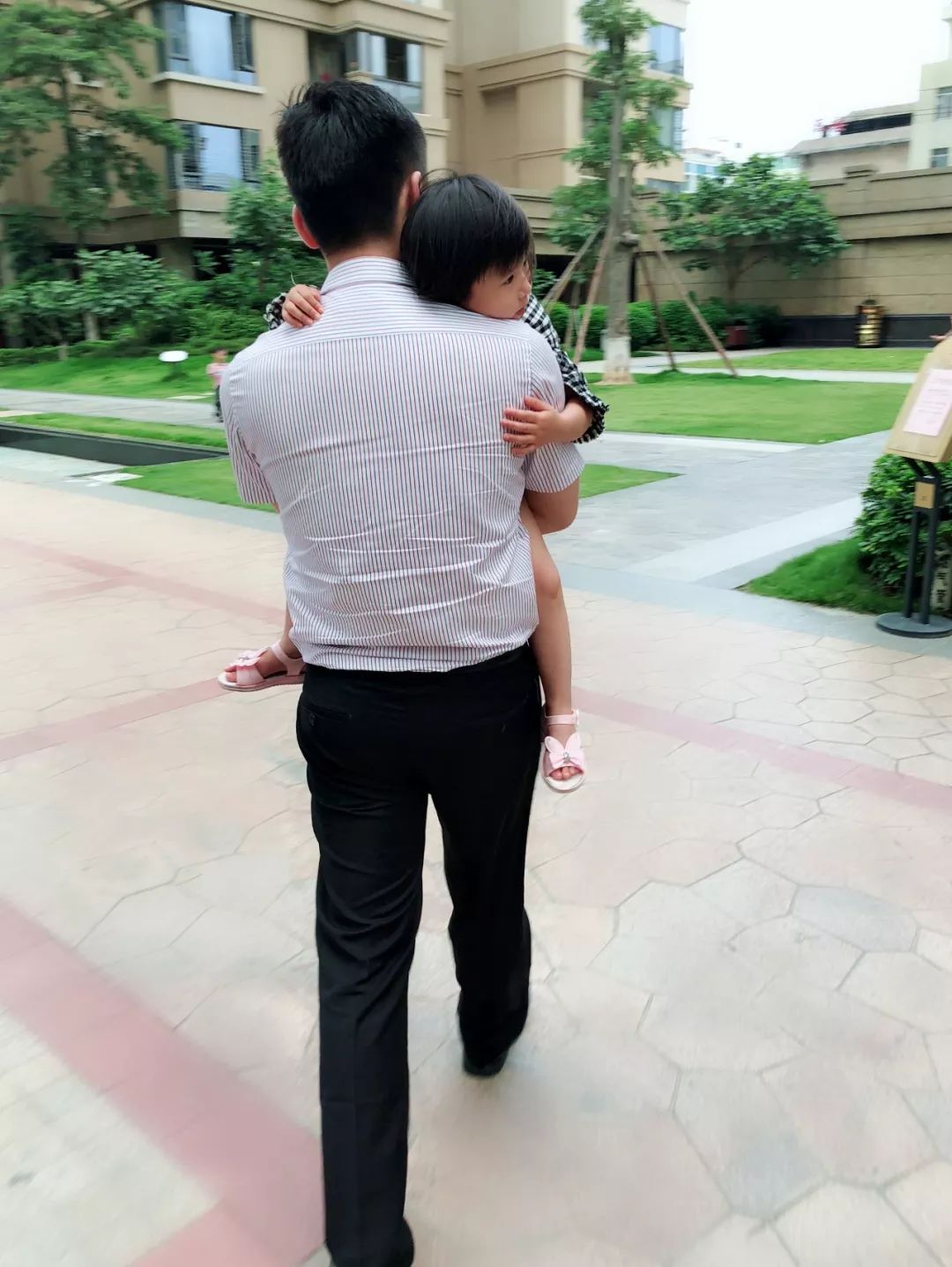 父爱如山——爸爸认亲现场赠儿子百万房产的背后故事