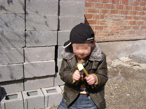 双胞胎犯错记，被姥姥装袋里吊在门上的惊险经历