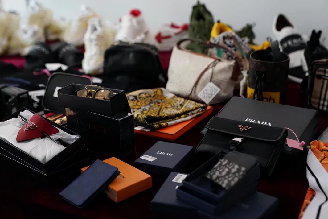 旅客违规携带大量品牌服饰进境被查，事件详解与警示