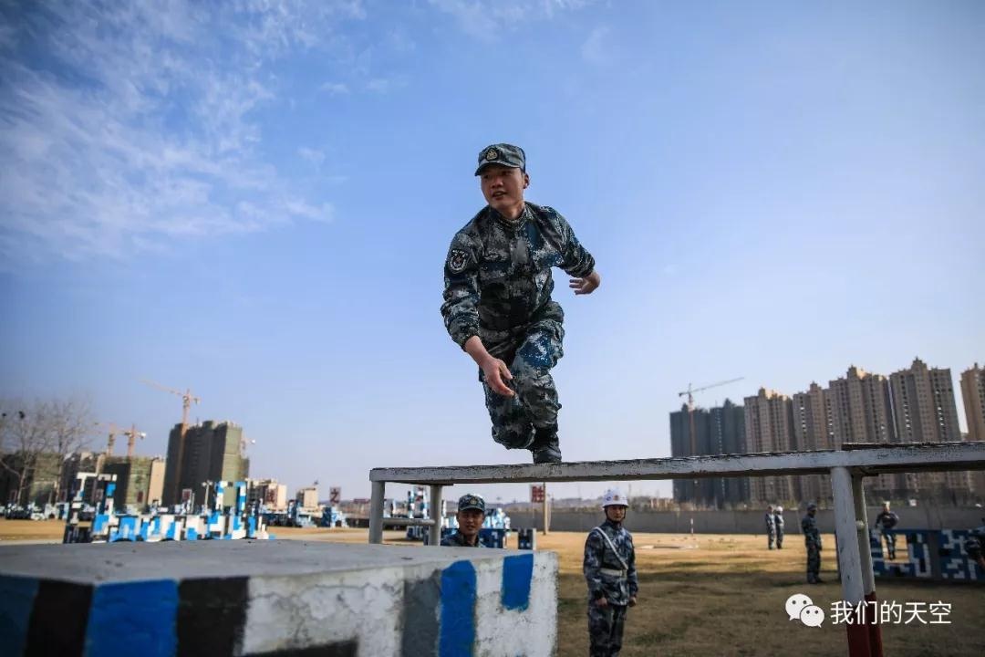 男子退役六年，重返部队体验400米障碍的挑战与感悟