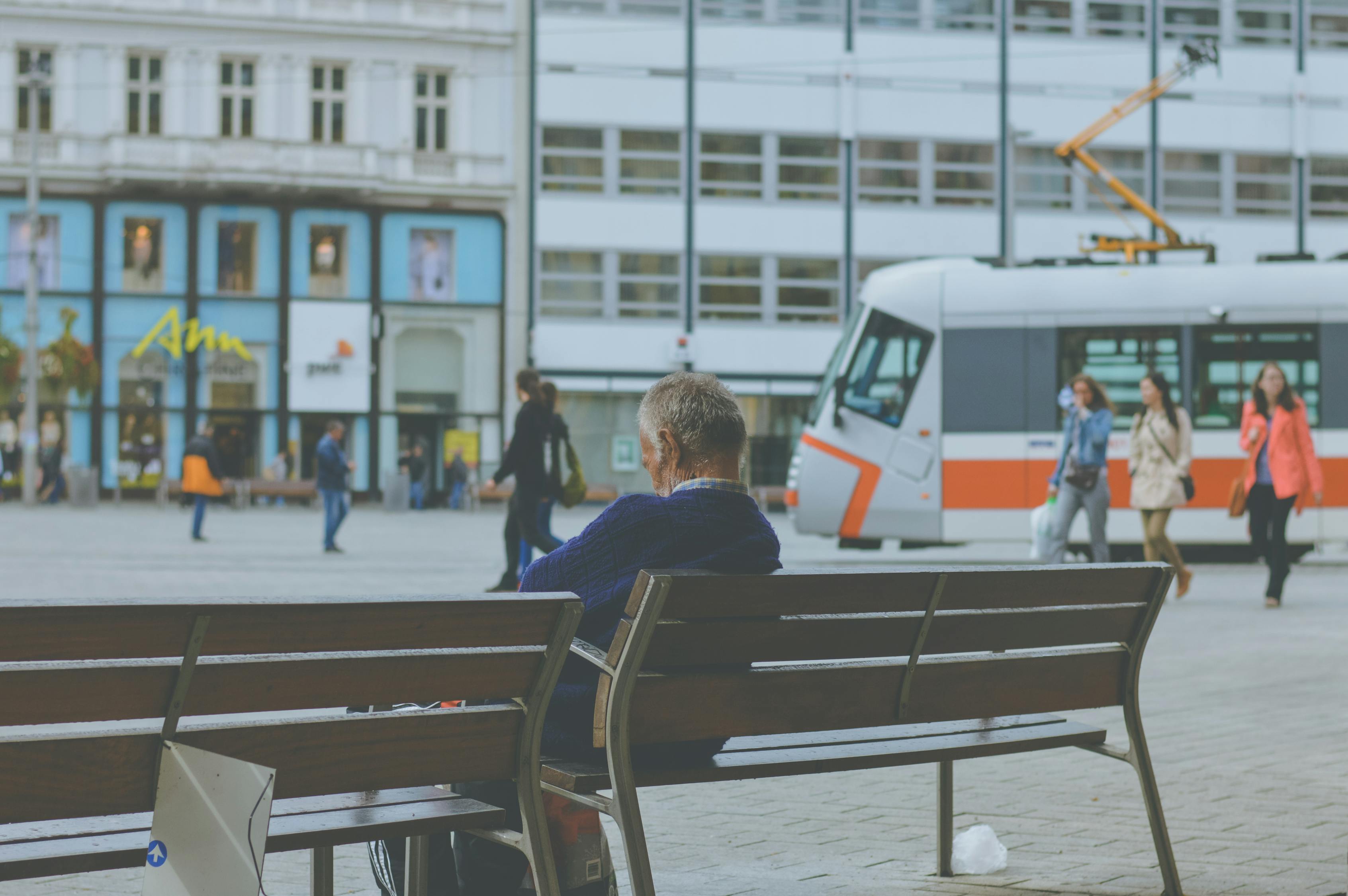 老人25年捐款5000万，慈善之路的坚持与奉献